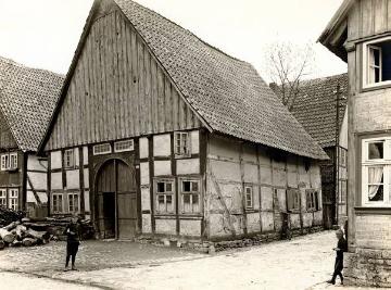 Baufälliges Fachwerkhaus in der Hollentalstraße, Ort unbekannt, wahrscheinlich Steinheim, undatiert, 1920er Jahre