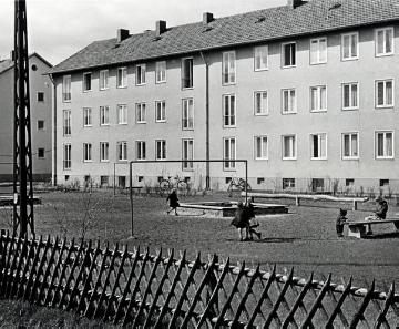 Münster, Wolbecker Straße (Abschnitt St. Mauritz?), Mietwohnungsbauvorhaben  der GAGFAH - Gemeinnützige Aktiengesellschaft für Angestellten-Heimstätten, Juni 1955