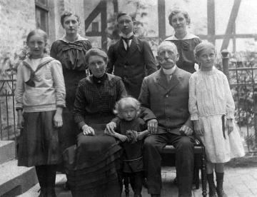 Kaufmann Heinrich Reinold mit Familie - Mitte: Sohn Kaspar, links: Tochter Lucia, Mitte vorn: Tochter Luise (geboren 1914), Unna-Hemmerde, undatiert, um 1918