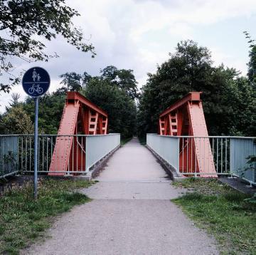 Gelsenkirchen-Bismarck, Brücke Bickernstraße zum Consolpark, eine von 15 Brücken der ehemaligen Erzbahntrasse vom Rhein-Herne-Kanal zum Stahlwerk Bochumer Verein (BO-Innenstadt), Trassenlänge 9 km, Bau und Ausbau 1901-1930, nach Aufgabe des Stahlwerkes in den 1960er Jahren Rückbau zum Radwanderweg "Emscher-Weg" 2002-2008
