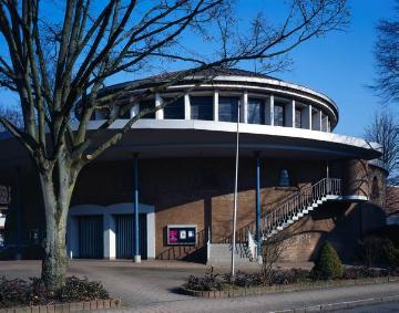 Ev. Friedenskirche, Gelsenkirchen-Schalke, erbaut 1958 im Stil einer skandinavischen Rundkirche, Architekt: Denis Boniver (Königsberger Straße 123)