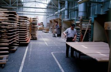 Geha Möbelwerke GmbH: Aufbereitung von Holzplatten in der Fabrikationshalle