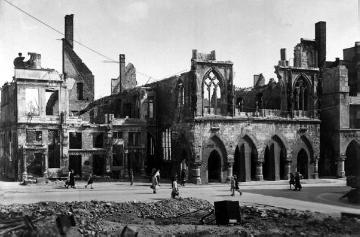 Münster in der Nachkriegszeit, 1947: Ausgebombtes Stadtweinhaus und Rathaus am Prinzipalmarkt