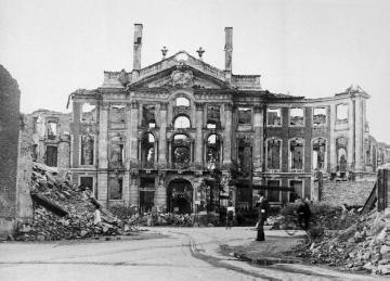 Münster am Ende des Zweiten Weltkrieges, um 1945 (?): Ruine des Erbdrostenhofes in der Salzstraße