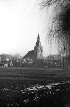 Nottuln mit Pfarrkirche St. Martinus, Ansicht aus Richtung Twiaelf-Lampen-Hok, um 1947