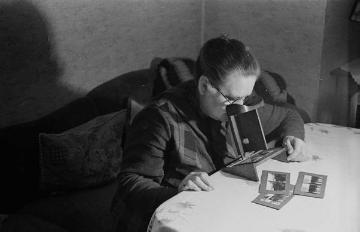 Anna Weber, Mutter des Amateurfotografen und Ortschronisten Johannes Weber, beim Betrachten seiner stereoskopischen Fotografien, Nottuln, undatiert