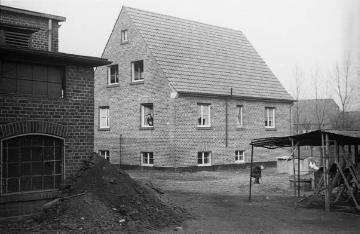 Neues Wohnhaus der Familie Johannes Weber auf dem Betriebsgelände der Firma Gebr. Rhode (später Rhodeplatz), undatiert