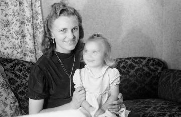 Mutter-Kind-Porträt (unbezeichnet), aufgenommen in der häuslichen Porträt-Ecke des Fotografen Johannes Weber, Nottuln, Ende 1940er Jahre
