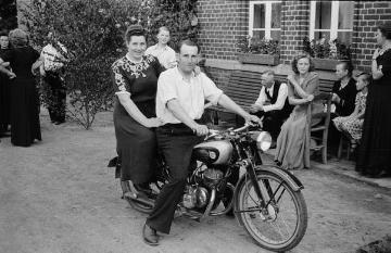 Auf einer Hochzeitsfeier (unbezeichnet), Nottuln, Ende 1940er Jahre