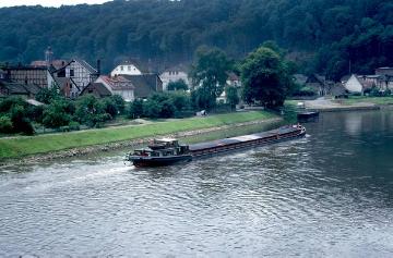 Frachtschiff auf der Weser