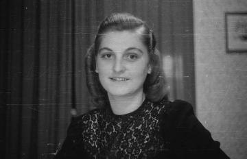 Hilde Wiesmann, Angestellte in der Strumpffabrik Gebr. Rhode Strickereien GmbH, Nottuln, Ende 1940er Jahre