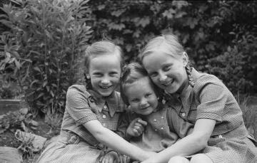 Töchter der Familie Wilhelm Kentrup (Blaudruckerei), Nottuln, Ende 1940er Jahre