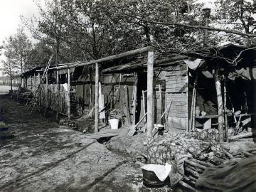 Notwohnung für 7 Personen in einem baufälligen Holzschuppen, undatiert, 1920er Jahre - Ort und Fotograf nicht überliefert, zugeschrieben Ernst Krahn