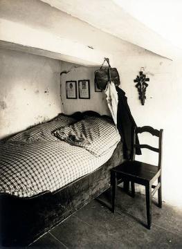 Schlafraum mit 1,70 Meter Deckenhöhe, undatiert, 1920er Jahre - Ort und Fotograf nicht überliefert, zugeschrieben Ernst Krahn