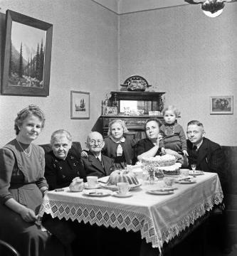 Eheleute Emilie und Antonius Indewal (Mitte links) mit Familie an der Kaffeetafel: Antonia Indewal (links) und Helene und Paul Indewal mit Tochter Hella und Söhnchen Paul - Raesfeld, Weseler Straße, um 1950.