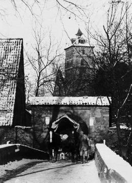 Schloss Brake, Toreinfahrt mit Pferdegespann, um 1930?