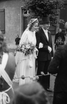 Hochzeit Steinhoff - nach der Trauung: Begrüßung des heimkehrenden Brautpaares durch die Nachbarschaft, Nottuln, Ende 1940er Jahre
