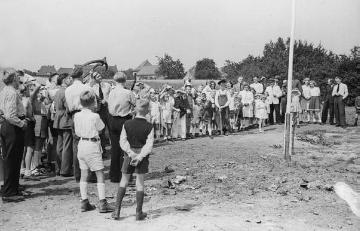 Kinderschützenfest in Nottuln 1948: Beim Königschießen