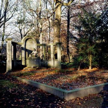 Grabdenkmal auf dem Ostenfriedhof Dortmund, angelegt 1876 als zweiter städtischer Friedhof nach dem Westentotenhof von 1811, heute 16 ha Fläche, historischer Kern mit über 360 Grabstätten unter Denkmalschutz (Robert Koch-Straße)
