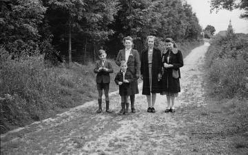 Familie Johannes Weber, Nottuln: Gattin Erna (links) mit Manfred und Rolf, Tochter Renate und Hausgehilfin Margret, undatiert