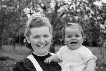 Die Nottulner Fabrikantenfamilie Rhode: Hausmädchen Marianne mit einer Tochter von Günter Rhode, undatiert, Ende 1940er Jahre