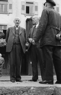 Tierarzt Dr. Paul Lenfers (links) aus Nottuln, Ende 1940er Jahre?