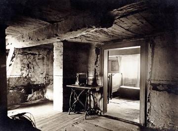 Einsturzgefährdete Decke im Dachgeschoss eines Vierfamilienhauses, undatiert, 1920er Jahre - Ort und Fotograf nicht überliefert, zugeschrieben Ernst Krahn