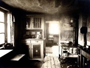 Küchenraum mit durchhängender Decke und schiefen Wänden, undatiert, 1920er Jahre - Ort und Fotograf nicht überliefert, zugeschrieben Ernst Krahn