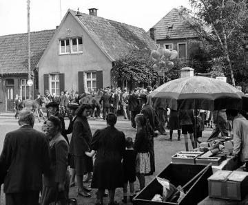 Pferdemarkt Telgte, 1949: Marktstand mit Kleinwaren