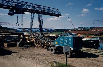 Im Weserhafen: Holzverladung mit dem Laufenkran