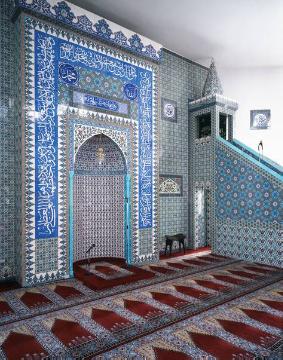 Gebetssaal in der Moschee der türkisch-islamischen Gemeinde Gelsenkirchen-Hassel, eröffnet 1994 (Am Freistuhl 14-16), Architekt: Fritz Brückner