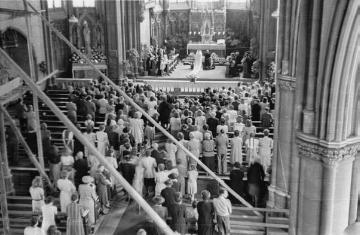 Mai 1948: Hochzeit von Karl Rhode aus der Nottulner Fabrikantenfamilie Robert Rhode und Margret Hallermann in der Kreuzkirche zu Münster