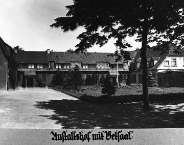 Innenhof mit Betsaal im Provinzial-Landarmen- und Arbeitshaus Lippstadt-Benninghausen. Undatiert, um 1928? 
