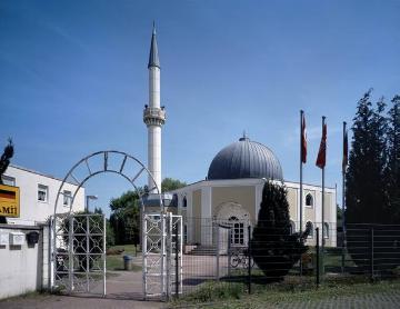 Moschee der türkisch-islamischen Gemeinde Gelsenkirchen-Hassel mit 20 Meter hohem Minarett (Recht auf Gebetsausruf), eröffnet 1994, Architekt: Fritz Brückner (Am Freistuhl 14-16)
