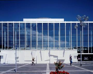 Das "MiR - Musiktheater im Revier" am Kennedyplatz, Gelsenkirchen-Schalke, fertiggestellt 1959, Architekt: Werner Ruhnau, Essen - Fassadenskulptur: Robert Adams, Paul Dierkes