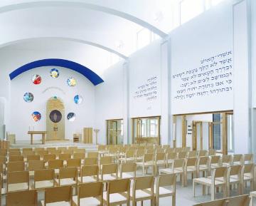 Synagoge Beit Tikwa, "Haus der Hoffnung", Bielefeld, bis 2007 ev. Paul-Gerhard-Kirche - Blick auf den Toraschrein, gespendet von evangelischen, freikirchlichen und katholischen Christen (Detmolder Straße 107)