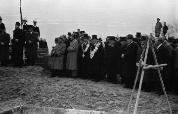 Nottuln, 14. November 1948: Feierliche Grundsteinlegung der Bruderschaftssiedlung am Niederstockumer Weg, initiiert von den Bruderschaften St. Antoni und St. Martini zur Bekämpfung der Wohnungsnot nach dem 2. Weltkrieg