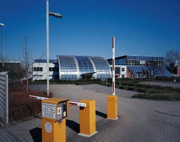 Ehemalige Solarzellenfabrik Am Dahlbusch 23, Gelsenkirchen-Rotthausen, eröffnet 1999 durch Shell Solar Deutschland GmbH, Architekt: Architekturbüro Hohaus, Hamburg - ab 2006 betrieben von Scheuten Solar Technology GmbH, ab 2009 von Arise Technology Centre GmbH (Insolvenz 2011)