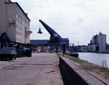 Stadthafen Gelsenkirchen, eröffnet 1914 am Rhein-Herne-Kanal, bedeutender Umschlagplatz für Mineralölprodukte und Getreide - Standort: Schalke, Am Stadthafen