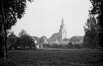 Nottuln mit Pfarrkirche St. Martinus, Ansicht aus Richtung Twiaelf-Lampen-Hok, um 1947
