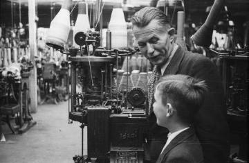 Strumpffabrik Gebr. Rhode Strickereien GmbH, Nottuln: Manfred Weber (vorn), Sohn des Fotografen Johannes Weber, mit einem Firmenangestellten in der Werkshalle, um 1948