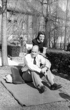 Karl Rhode (1917-2012) aus der Nottulner Fabrikantenfamilie Robert Rhode (Strumpffabrik Gebr. Rhode) und Gattin Margret, geb. Hallermann (1925-1979), verheiratet seit Mai 1948, undatiert, um 1949?