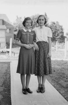 Familie Johannes Weber, Nottuln: Tochter Renate (rechts, *1935, später verheiratete Gilleßen) mit Freundin vor dem elterlichen Wohnhaus am späteren Rhodeplatz, undatiert, um 1949?