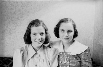 Familie Johannes Weber, Nottuln: Tochter Renate (rechts, *1935, später verheiratete Gilleßen) mit Freundin in der "Porträt-Ecke" des elterlichen Wohnzimmers, undatiert, ca. 1949