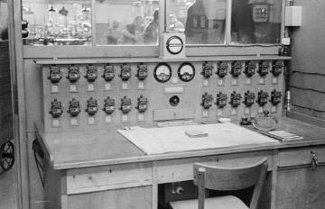 Strumpffabrik Gebr. Rhode Strickereien GmbH, Nottuln: Knotenzählertisch in der Spulerei, um 1948