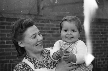 Die Nottulner Fabrikantenfamilie Rhode: Hausmädchen Fräulein Else mit einer Tochter von Günter Rhode, undatiert, Ende 1940er Jahre