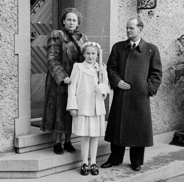 Eheleute Fritz Rhode und Tochter anlässlich ihrer Kommunion, Nottuln, undatiert, Ende 1940er Jahre