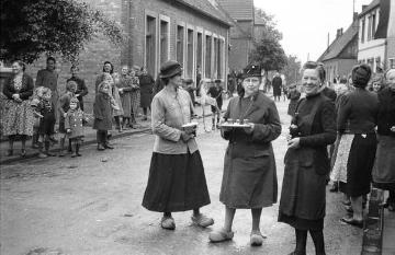 Hochzeit Steinhoff - Nachbarsfrauen mit einem Begrüßungstrunk für die heimgekehrten Brautleute, Nottuln, Ende 1940er Jahre
