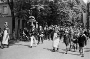 Nottuln, Juni 1949: Schützenfest der St. Antoni-Bruderschaft - Schützenzug mit zwei Sappeuren (in weißer Schürze), im historischen Soldatenregiment zuständig für hindernisfreie Marschwege