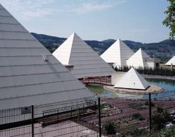 "Galileo Park", Lennestadt-Meggen, Wissens- und Rätselwelt mit Gastronomieangebot in den sogenannten Sauerland-Pyramiden, errichtet 2010